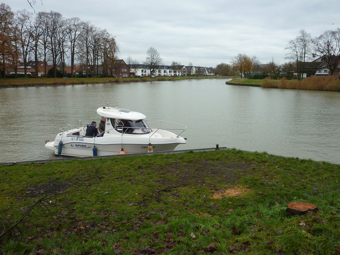 Bei der amtlichen Prüfung zum Sportbootführerschein auf dem Boot