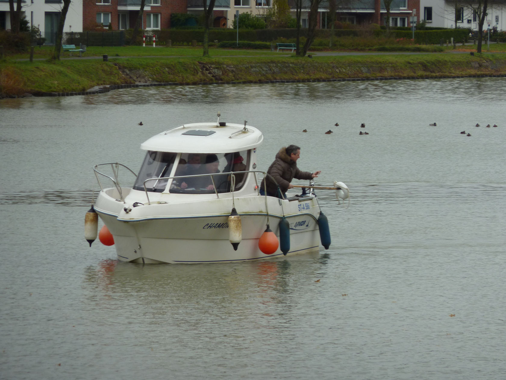 Sportbootführerscheinprüfung, Prüfling beim Manöver Mensch über Bord, er holt dabei den Ring aus dem Wasser