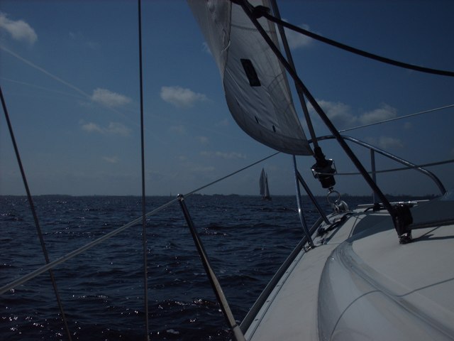 Blick vom Segelboot auf Meer voraus ein weiteres Segelboot